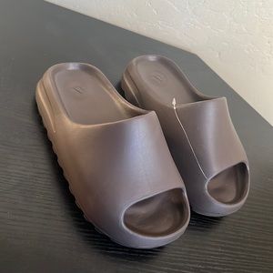 These were a gift to me but they are not my size. Yeezy Slides “Addidas” size 5